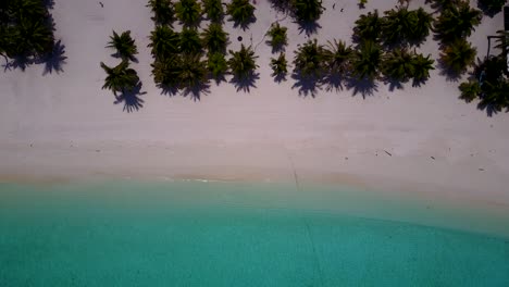 Blick-Von-Oben-Auf-Den-Leeren-Malediven-Strand-Mit-Schönen,-Ruhigen-Wellen,-Die-An-Der-Küste-4k-Schlagen