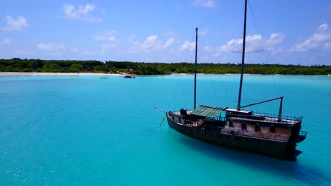 Altmodisches-Holzsegelboot-Auf-Malerischem-Malediven-Lagunenwasser-4k