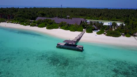 Luxus-Strandresort-Auf-Den-Malediven,-Umgeben-Von-üppigen-Grünen-Wäldern