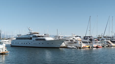 Luxusyachten-Und-Boote,-Die-Am-Dockport-Von-Beach-Santa-Monica-California-Geparkt-Sind