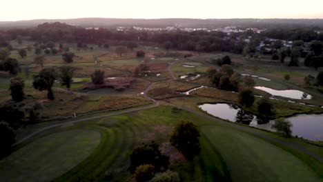 4K-Drohne-über-Nebligem-Golfplatz