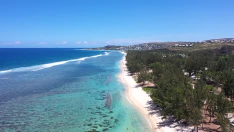 Luftaufnahme-über-Die-Küste-Der-Insel-La-Réunion-Mit-Wellen,-Die-An-Den-Korallenriffen-Sterben
