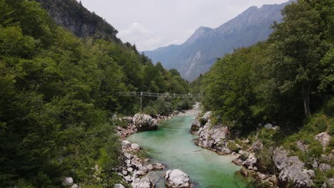 Eine-Wunderschöne-Drohnenaufnahme-Des-Flusses-Soča-In-Slowenien