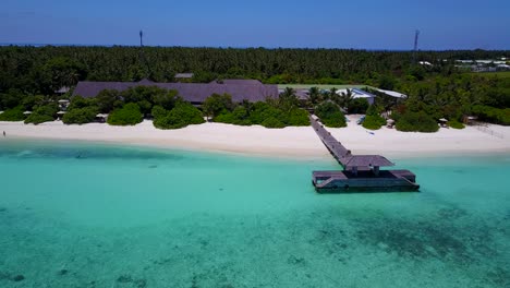 Isla-Tropical-Paradisíaca-De-Vacaciones-Con-Resort-Junto-A-La-Playa