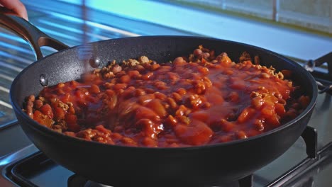 Kochen-Und-Rühren-Von-Würzigem-Putenhackfleisch-Mit-Bohnen-Und-Tomatensauce