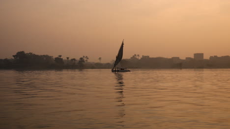 Un-Barco-De-Venta-Faluca-En-El-Río-Nilo-En-Egipto-Al-Atardecer---Toma-Estática