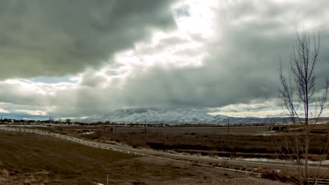 Zeitraffer-Eines-Schneebedeckten-Berges-über-Dem-Tal-Und-Dramatische-Wolken