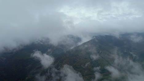 Extensas-Nieblas-Y-Nubes-En-Las-Montañas-Con-Densos-Bosques-En-Otoño