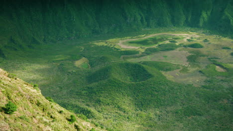 Ein-Krater-Im-Boden-Des-Vulkans-Caldeira,-Faial,-Azoren