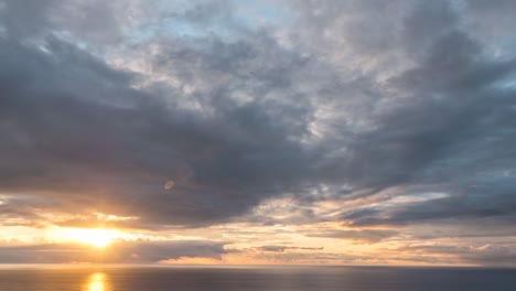 Zeitraffer-Eines-Atemberaubenden-Sonnenuntergangs-über-Dem-Atlantik-Und-Dem-Horizont