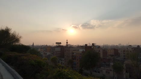Abend-Goldgelber-Sonnenuntergang-über-Der-Skyline-Von-Kairo-Vom-Al-azhar-Park-Aus-Gesehen
