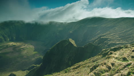 Paneo-Cinemático-Lento-De-Derecha-A-Izquierda-Del-Volcán-Caldeira-En-Faial,-Las-Azores