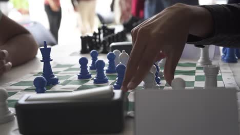 Schachbewegungen-Junger-Spieler-In-Turnier-,-Schwarz--Und-Blauschachfiguren