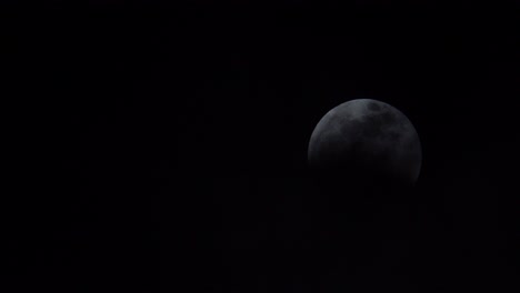 Las-Nubes-Oscurecen-Parcialmente-Una-Luna-Llena-Durante-Un-Eclipse-Lunar