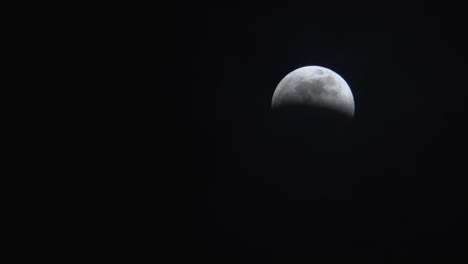 Nubes-Delgadas-Moviéndose-A-Través-De-Una-Luna-Llena-En-Medio-De-Un-Eclipse-Lunar
