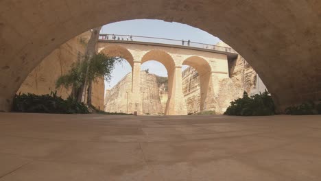 El-Puente-Que-Conduce-A-La-Puerta-De-La-Ciudad-De-Valletta,-Malta
