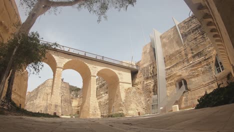 El-Puente-Que-Cruza-La-Zanja-Hasta-La-Puerta-De-La-Ciudad-De-Valletta,-Malta