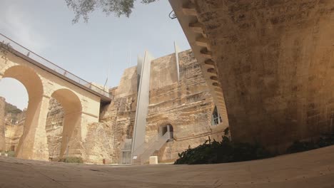 Die-Brücke-über-Den-Graben-Zum-Stadttor-Von-Valletta,-Malta