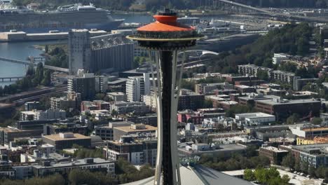 Enge-Luftaufnahme-Der-Seattle-Space-Needle,-Die-Sich-Senkt,-Um-Die-Aufzüge-Zu-Zeigen,-Die-Touristen-Zu-Den-Aussichten-Bringen