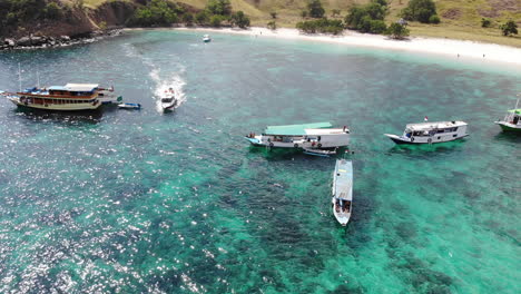 Vista-Aérea-De-Barcos-Tradicionales-En-Aguas-Turquesas-Cristalinas-En-Indonesia