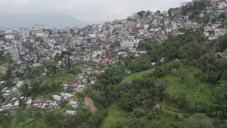 Blick-Auf-Die-Hoch-Gelegene-Hügelstadt-In-Indien