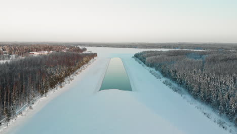 Drohnenschuss-Aus-Der-Luft,-In-Richtung-Einer-Eislosen-Stelle,-An-Einem-Fluss,-An-Einem-Sonnigen-Wintertag,-In-Utra,-Joensuu,-Nordkarelien,-Finnland