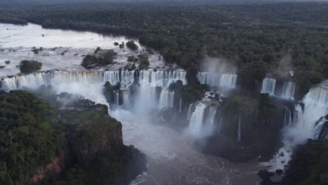 Vista-De-Pájaro-De-Las-Hermosas-Cataratas-Del-Iguazú-En-La-Frontera-Argentina-De-Argentina-Y-Brasil-Al-Atardecer
