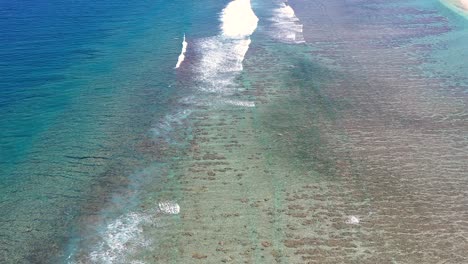 Luftaufnahme-über-Korallenriffe-Unter-Dem-Türkisfarbenen-Wasser-Auf-Der-Insel-La-Réunion-Nahe-Dem-Strand