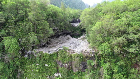 Flug-über-Die-Grand-Galet-Falls-Bei-Der-Cascade-Langevin-Auf-Der-Insel-Réunion