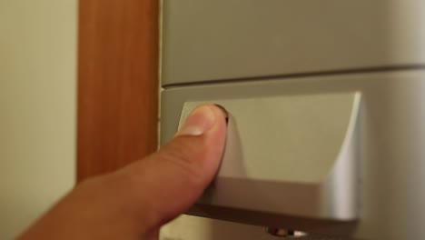 Der-Mann-Verwendet-Einen-Fingerabdruckscanner,-Um-Die-Tür-Zu-Entriegeln