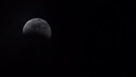 Nubes-Delgadas-Revelan-Lentamente-Una-Luna-Llena-Durante-Un-Eclipse-Lunar
