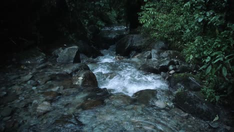 Wasser-Fließt-Durch-Felsen-Einen-Fluss-Hinunter-In-Einem-Regenwald