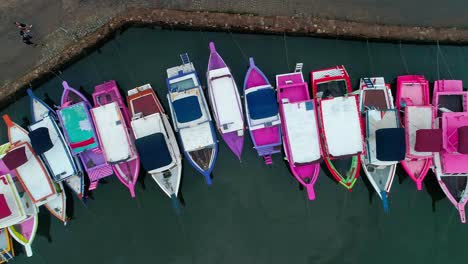 Bunte-Boote,-Die-Entlang-Des-Kanals-In-Paratay,-Brasilien-Angedockt-Sind