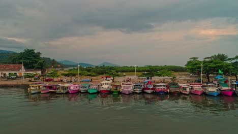 Dolly-Aus-Der-Luft,-Der-Eine-Reihe-Von-Angedockten-Booten-In-Paratay,-Brasilien,-Verfolgt