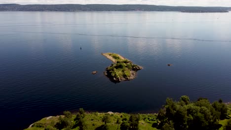 Eine-Kleine-Insel-Im-Oslofjord-Direkt-Außerhalb-Von-Slemmestad