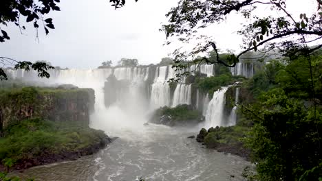 Vista-De-Las-Cascadas-De-Iguazú-Que-Fluyen-Rápidamente-Hacia-El-Cañón-De-La-Garganta-Del-Diablo