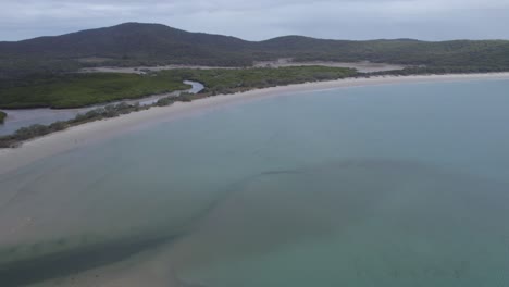 Mar-Azul-Tranquilo-En-La-Isla-Great-Keppel-En-Qld,-Australia---Toma-Aérea-De-Drones