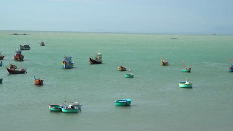 Mui-Ne,-Vietnam,-Ver-Barcos-De-Pesca-Tradicionales-Flotando-En-El-Mar-03