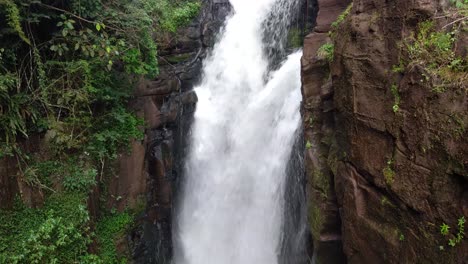 Schwenken-Sie-Einen-Stark-Fließenden-Wasserfall-über-Eine-Felsige-Klippe-Hinunter