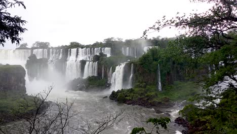 Cacerola-Izquierda-Sobre-Las-Cascadas-De-Iguazú-De-Flujo-Rápido-En-El-Cañón-De-La-Garganta-Del-Diablo