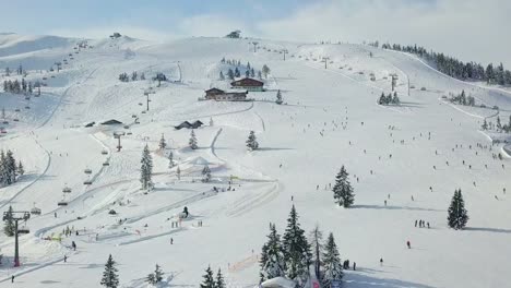 Drohnen-Skipiste-Schneebedeckter-Berg-Mit-Menschen