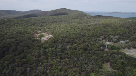 Exuberante-Vegetación-Tropical-Que-Rodea-La-Gran-Isla-Keppel-En-Queensland,-Australia---Toma-Aérea-De-Drones