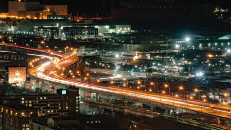 Nachtzeitraffer-Einer-Belebten-Autobahn-In-Der-Innenstadt-Von-Toronto