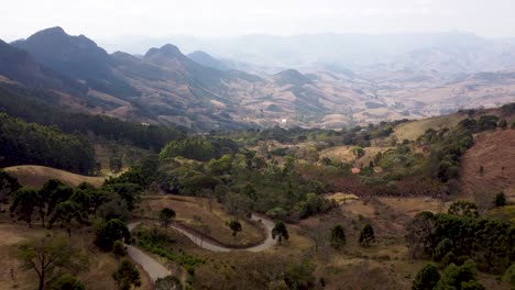 Mountains-and-fields-in-the-São-Bento-do-Sapucaí-valley