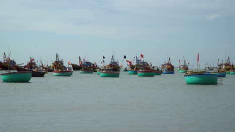 Mui-Ne,-Vietnam,-Vista-Horizontal-Barcos-De-Pesca-Tradicionales-Flotando-En-El-Mar