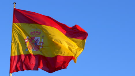 Zeitlupe-Der-Spanischen-Flagge,-Die-Im-Wind-Weht