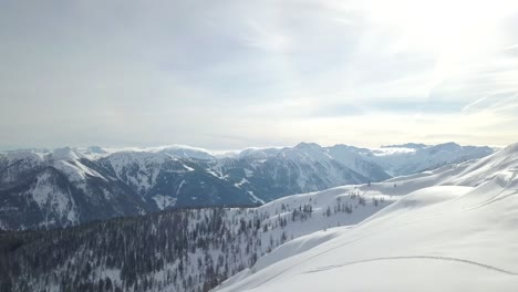 Persona-Sola-En-Una-Montaña-Nevada,-Snowboard,-Con-Impresionantes-Vistas-De-Los-Alpes-Franceses