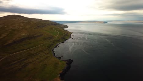 Panoramablick-Auf-Die-Landschaft-Der-Nordischen-Küste-Islands,-Mit-Meereswellen,-Die-In-Der-Abenddämmerung-An-Der-Küste-Krachen