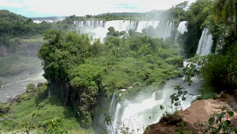 Ein-Schöner-Wasserfall-Von-Igauzu,-Argentinien