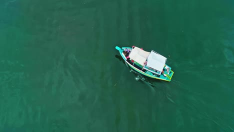 Ein-Buntes-Traditionelles-Segelboot-Segelt-Durch-Grünes-Wasser-In-Paratay,-Brasilien